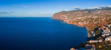Madeira 'nın güney kıyısı Funchal' ı teraslı tepelerde, Cabo Girao uçurumlarında, beyaz evlerde, virajlı yollarda ve açık gün ışığında temiz bir rıhtımda gösteriyor..