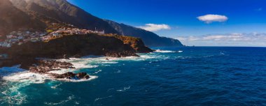 Bazalt kayalıkları Sao Vicente ya da Seixal yakınlarında Atlantik 'e düşer, beyaz evler bir burunda oturur, siyah lav kayaları üzerinde sörf yapar, Ponta de Sao Lourenco' dan uzağa, gün ortası aydınlığına çıkar..