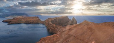 Portekiz 'in Madeira kentindeki Ponta de Sao Lourenco adasında deniz yığınları, gece yarısı ışığı, mavi su ve Funchal sahillerinin puslu bir şekilde kaybolması,.