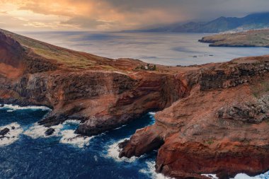 Hava görüntüsü Ponta de Sao Lourenco, Madeira, Portekiz 'deki pas rengi kayalıklar ve bazalt burunları gösteriyor. Dalgalar çarpıyor..