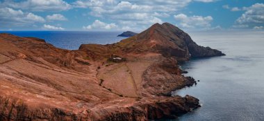 Kızıl burunlar ve patikalar Ponta de Sao Lourenco, Madeira 'da kıyı açıklarında Desertas Adaları, kurak yamaçlar ve derin mavi Atlantik' e çıkar.
