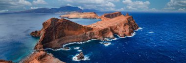 Pas renkli yarımada, sivri kayalıkları olan derin mavi Atlantik ile Madeira 'daki Ponta de Sao Lourenco' da buluşuyor. Gün ortası ışığı kaya katmanlarını, körfezleri ve çarpan dalgaları gözler önüne seriyor..
