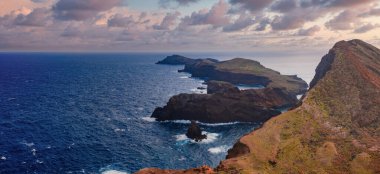 Ponta de Sao Lourenco, Madeira, Portekiz kıyı manzarası. Katmanlı kayalıklar, parçalanmış kayalar ve yumuşak öğleden sonra ışığında doğuya doğru uzanan dar bir sırt..