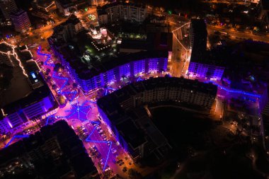 Funchal, Madeira, Portekiz 'in gece hava görüntüsü, merkezi bir meydanın etrafındaki yükselme bloklarını, aydınlık yollar gibi yıldızları, ve sıcak trafik çizgilerini, yüksek kontrastı, uzun poziyonu gösteriyor..