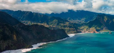 Hava manzarası, Sao Vicente ve Seixal yakınlarındaki Atlantik 'e ulaşan sarp yeşil dağları gösteriyor. Teraslı köyler, volkanik kayalıklar, bulutlu tepeler ve gün ortasında köpüklü sörfler..