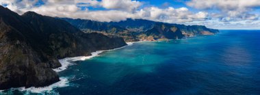 Dik volkanik kayalıklar Sao Vicente ve Seixal yakınlarında Madeira 'nın kuzey kıyısında Atlantik' le buluşur. Turkuaz sığ kaymalar kobalta dönüşecek, beyaz sörf hatları gün ortasında koyda olacak..