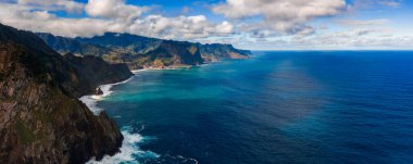 Ponta de Sao Lourenco 'daki Madeira kuzey kıyılarının gündüz manzarası, turkuaz sığ, derin mavi, küçük koylar, sörf hatları, geniş açı kompozisyonu ve temiz hava..