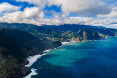 Ponta de Sao Lourenco ve Sao Vicente yakınlarındaki dağılmış bulutların altındaki Madeira kuzey kıyılarının, koyların ve köylerin hava manzarası, gün ışığı, yüksek zıtlık renkleri
