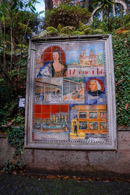 Funchal bahçe duvarındaki Azulejo duvar resmi Basilica da Estrela, Palacio de Queluz ve Iluminacao publica de Lisboa 'yı gösteriyor..