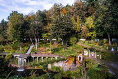 Teraslı yollar, kemerli taş köprüler, fayans panelleri ve küçük bir şelale Funchal 'daki Jardim Monte Sarayı' nda yansıtıcı bir gölet besliyor sonbahar tonlarıyla ve yumuşak gün ışığıyla..
