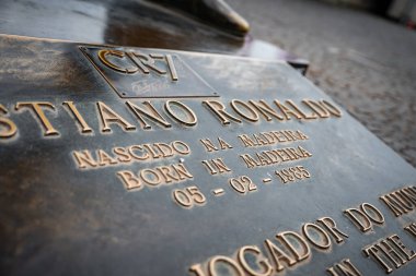 Bronz bir plaketin yakınında Cristiano Ronaldo 'nun baş harfleri ve Portekizce İngilizce metni var. 05: 02 1985' te Madeira 'da doğduğuna işaret ediyor..