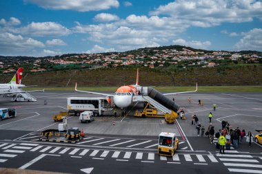 EasyJet 'e Cristiano Ronaldo Uluslararası Havalimanı Madeira' nın pistinde yolcu kuyruğu olarak merdivenler, otobüsler ve mürettebat hizmeti veriliyor..