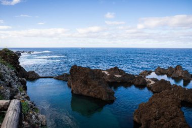 Kayalık lav, Porto Moniz, Madeira 'da Atlantik' in yanında korunaklı deniz suyu havuzları oluşturur, hafif sörf, dar yürüyüş yolları, açık gün ışığı ve geniş bir kompozisyonu vardır..