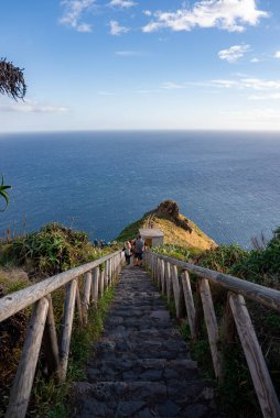 Yürüyüşçüler, Ponta de Sao Lourenco, Madeira 'daki ahşap korkuluklarla dolu dik bir taş merdivenden Atlantik' e doğru inerler..