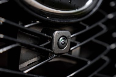 Ön ızgara kamerasını Lexus RX 450 'ye yakın tut. Artı, metalik yüzeyde su damlacıkları, amblemin altında merkezli, yumuşak karamsar ışık, sığ alan derinliği..