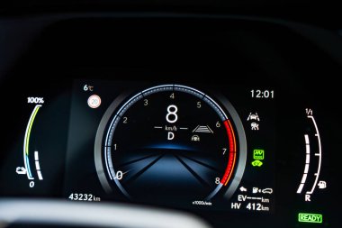 Lexus RX 450h + küme göstergelerine göre saatte 8 km, şerit tutma ve adaptif seyahat simgeleri, EV ve HV durumu, batarya ve yakıt, 6 C, 20 km / h hız sınırı, 43.232 km, 412 km menzil.