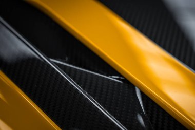 Yakından bakınca sarı kaporta, açığa çıkmış karbon fiber ve Lamborghini Urus Performansı 'nda parlak siyah süslemeler görünüyor. Yumuşak yayılmış ışık desenleri ve hassas çizgiler vurgular.