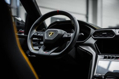 Lamborghini Urus Performante direksiyon, ibikli, delinmiş deri, sarı dikişli, kırmızı orta çizgili, açılı havalandırma, dokunmatik ekran, Alcantara, karbon fiber..