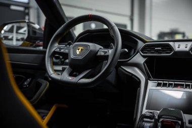 İç görünüm, tepe ve kırmızı işaret, karbon fiber süsleme, açısal havalandırma, çift ekran ve kapalı bir ayar ile düz alttaki tekerleği gösterir.