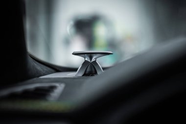 Yakından bakınca, sarı Lamborghini Urus Performansı 'nın ön panelinde hafif ışıklandırma, sığ alan derinliği ve Alcantara süslemesi olan bir tweeter görünüyor..