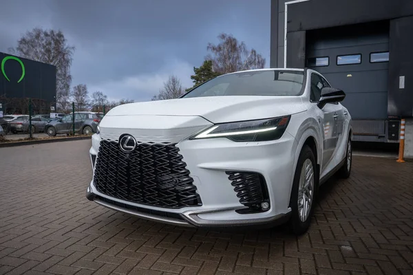 Düşük sol görüşe göre Milli ızgara, keskin LED farlar ve oyulmuş girişler var. Islak tuğla kaldırım, çıplak ağaçlar, ve koyu renkli bir yükleme bölmesi kapısı melezi çerçeveler..