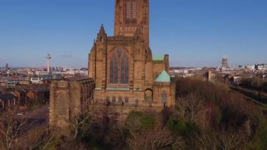 Hava aracı güneş doğarken Liverpool Anglikan Katedrali 'nin etrafını dolaşır, sonra da Radio City Kulesi, Metropolitan Katedrali, kış ağaçları ve deniz kıyısını göstermek için geri çekilir..