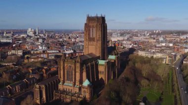 Liverpool, İngiltere 'deki hava gündoğumu geri çekilmesi Liverpool Katedrali, Pier Head, Albert Dock, River Mersey, iskele vinçleri, rüzgar türbinleri, dönme dolap ve tuğla terasları gösteriyor..