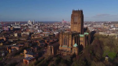 Hava gündoğumu, Liverpool Katedrali, ağaçlar, teraslar, River Mersey, dönme dolap, Radio City Tower ve rıhtım binalarını gösteriyor..