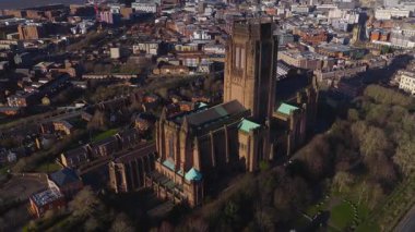 Büyüleyici çatılarla çevrili görkemli Liverpool Katedrali 'nin hava manzarası ve gün batımında sakin bulutlar, Liverpool, İngiltere