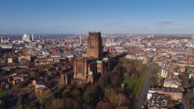 Liverpool, İngiltere 'de hava şafağı sahnesi, bir dron Liverpool Katedrali üzerinde ilerlerken, Metropolitan Katedrali, River Mersey ve Albert Rıhtımı ılık kış ışığında.