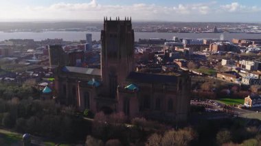İngiltere, Liverpool 'da hava gündoğumu sahnesi. İnsansız hava aracı Liverpool Katedrali, kuleler ve kule üzerinden Mersey Nehri, Echo Wheel, Tate Liverpool ve Liverpool Müzesi ile görünür bir şekilde süzülür..