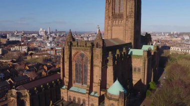Liverpool 'daki hava gündoğumu taraması Liverpool Katedrali' nin detaylarını gösteriyor, sonra teraslı evlere geri çekiliyor, yükselme blokları, Albert Dock, dönme dok, vinçler, Radio City Tower.