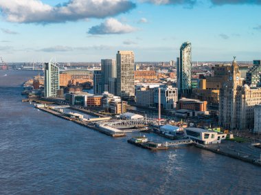Liverpool 'un Mersey Nehri, Kraliyet Liver Binası, Liverpool Müzesi, Batı Kulesi, feribot, iskele, tuğla depoları, parlak cam mimari..