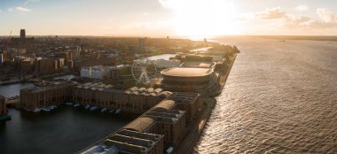 Gündoğumunda hava görüntülerinde River Mersey, Albert Dock, Tate Liverpool, Liverpool Müzesi, ACC Liverpool, M ve S Bank Arena ve Liverpool Katedrali 'nin dönme dolabı görülüyor..