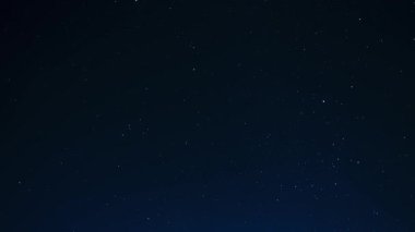 Samanyolu Galaksisi 'yle karanlık gökyüzünde güzel bir gece gökyüzü zamanı kayboluyor. Sayısız yıldız karanlık bir gece gökyüzünde sürükleniyor kozmik güzellikleri, astronomiyi ve uzay keşiflerini sergiliyor.