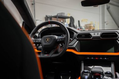 Yakın iç görünüş boğa tepesi tekerleği, dijital küme, turuncu sütun, altıgen menfezler ve sığ alan derinliği ve yumuşak ışık derinliğiyle yakalanan bir atölyede düğmeleri gösteriyor..