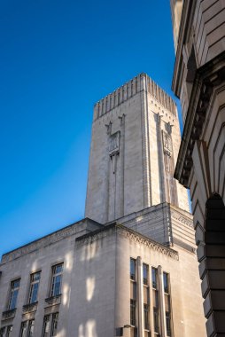 George Rıhtım Havalandırma ve Kontrol İstasyonu 'nun Art Deco kulesi Liverpool' daki Pier Head 'in üzerinde yükseliyor. Sivil binalar çerçeveli, sokak manzaralı, güpegündüz..