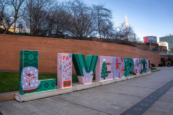 Büyük ölçekli Liverpool 1, İngiltere 'de balerin kar küresi, fa la la notlar, ağaç, zencefilli ekmek ve çobanpüsküllü kış ağaçları ve park tabelasıyla birlikte liverpool 1' de duruyor..