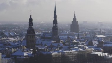 Riga, Letonya 'nın merkezi havadan bakıldığında Riga Katedrali' nin kubbeleri, St. Peter 's kulesi ve Letonya Bilim Akademisi' nin dumanı yavaş tava ve baca dumanıyla gösteriliyor..