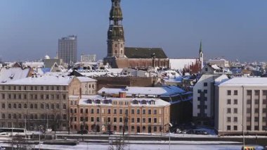 Riga, Letonya 'nın öğlen hava sahasında Aziz Petrus' un kulesi, Eski Şehir, İsa 'nın Doğuşu Katedrali, Özgürlük Anıtı, nehir kenarı trafiği ve uzak duman bulutu görülüyor..