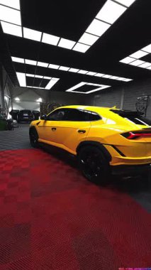 Dikey 4K yakın plan sarı Lamborghini Urus Performansını gösteriyor. Kapalı park edilmiş siyah tekerlekler ve keskin çizgiler, açık kapılı koyu renk SUV, LED tavan panelleri, kırmızı kareli fayanslar..