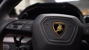 Yavaş tavalar Lamborghini Urus Performante direksiyon, altın boğa arması, altıgen merkez, görüş düğmesi, kürek değiştirici, sarı dikişler, yumuşak iç ışık.