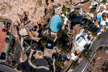 Lanzarote, Kanarya Adaları 'ndaki Lagomar Casa Müzesi' nin havadan görünüşü. Turkuaz lagün havuzu, beyaz patikalar, palmiye ağaçları ve parlak gün ortasında teraslı teraslar..
