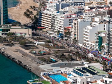 Hava görüntüsü Arrecife, Lanzarote 'deki Avenida Fred Olsen' da Uluslararası Maraton sırasında binlerce koşucuyu gösteriyor. Park Jose Ramirez Cerda, marina havuzu, gezinti güvertesi, plaj..