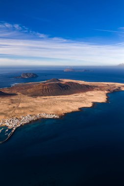 Lanzarote, Kanarya Adaları yakınlarındaki La Graciosa 'da Montana Amarilla konileri, kalderalar, Caleta de Sebo marinası, turkuaz deniz, Chinijo adaları ve açık gündüz kuşağı