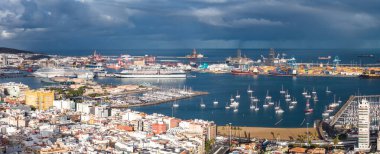 Hava sahnesi Las Palmas de Gran Kanarya Limanı 'nı yolcu gemileri, vinçler, petrol platformları, yelkenliler, beyaz çatılar, Las Canteras plajı, marinalar ve fırtına bulutlarıyla gösteriyor..