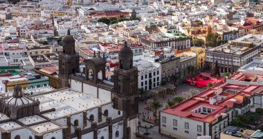 Las Palmas de Gran Canaria 'nın hava görüntüsü Santa Ana Katedrali, Santa Ana Plaza de Santa Ana' yı gösteriyor..