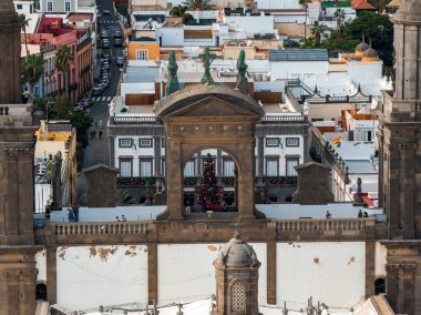 Telefoto görüntüleme merkezleri Las Palmas 'taki Santa Ana Katedrali' nde, Vegueta caddelerinin arkasında, sıcak gün ışığında görünen bir Noel ağacı ve çelenklerle..