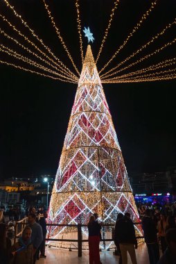 Lanzarote 'de LED ışıkları ve yıldızları olan konik metal bir Noel ağacı. Beyaz, altın ve kırmızı elmaslar gece çitli üste toplanan kalabalıklar gibi parlıyor..