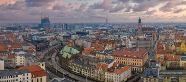 Wroclaw, Polonya 'nın hava manzarası, Wroclaw Belediye Binası Kulesi, kırmızı kiremitli çatılar, tramvay çizgili bulvar, karışık Gotik, Barok ve modern bloklar ile Pazar Meydanı' nı gösteriyor..